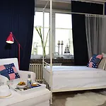 Friends Downtown 4*