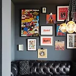 Friends Downtown 4*