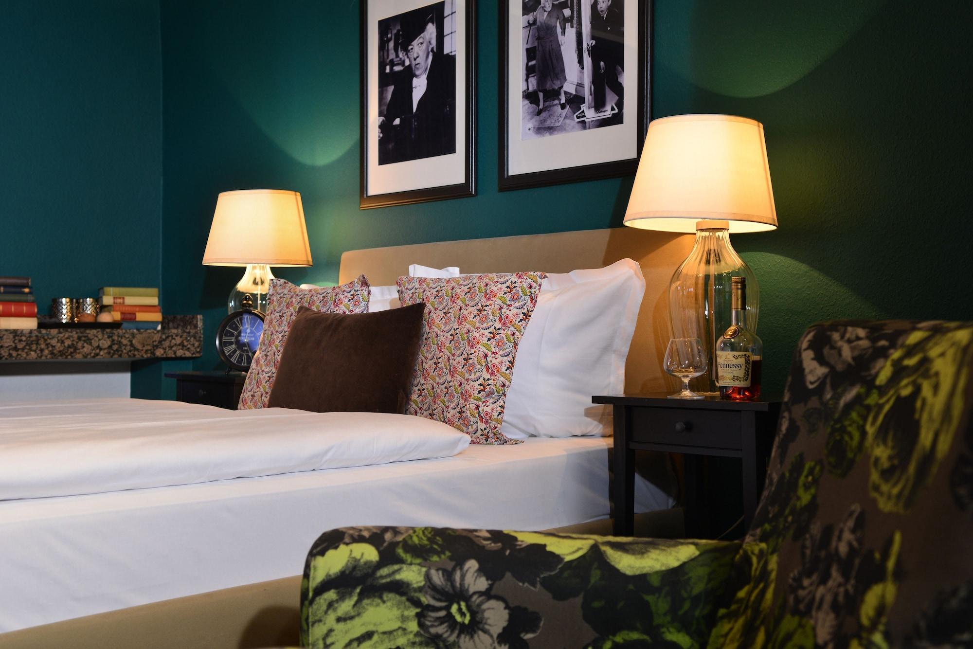 Friends Downtown Hotel 4*